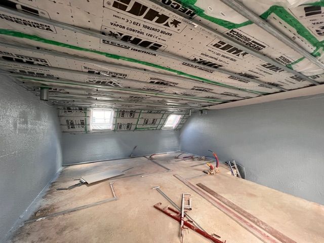 Après projection Aéroblue sur murs et plafond dans une maison en construction