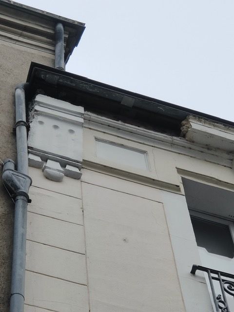 Façade avant rénovation et restauration des corniches extérieures