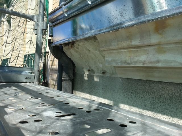 Avant pose de corniche extérieure en plâtre sur façade de maison