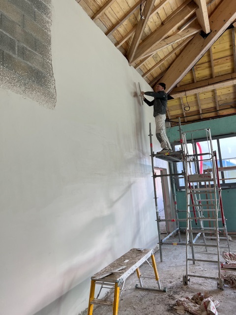 Chantier de plâtrerie traditionnelle en rénovation